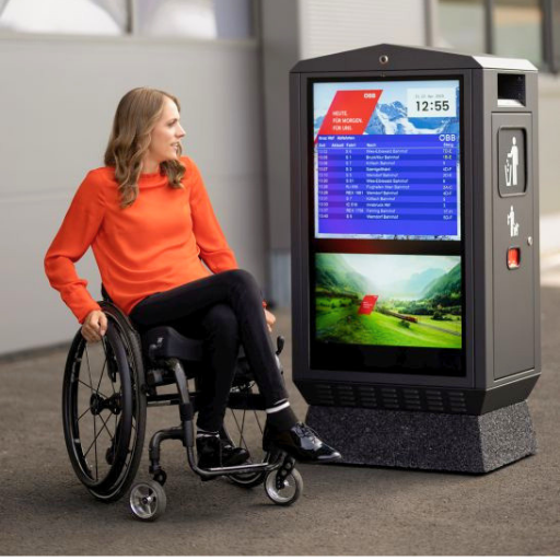 Kira Grünberg neben einer ibox.city